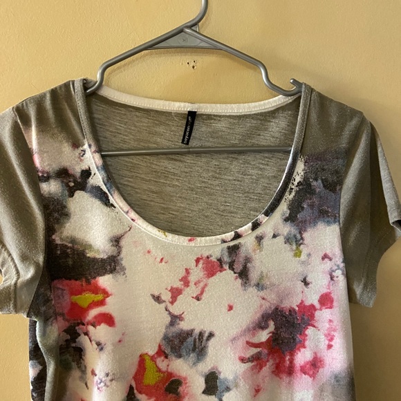 Green tee has modern painted look red white black flowers - Picture 2 of 7